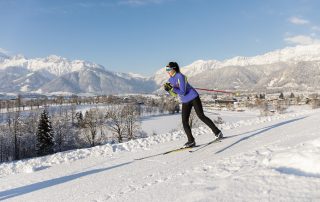 Langläuferin vor dem herrlichen Bergpanorama am Ritzensee